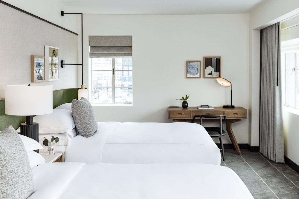 Premium Room, 2 Queen Beds - Photo 8