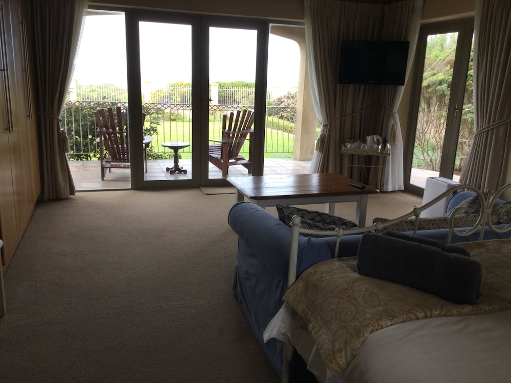 Luxury Double Room, 1 King Bed, Sea View photo 3