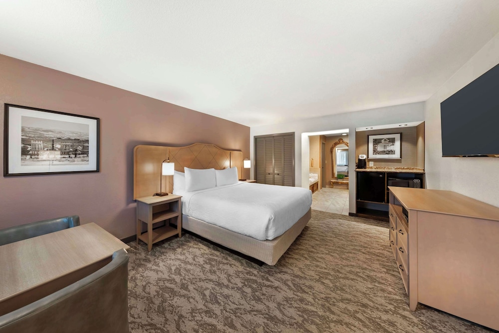 Romantic Room, 1 King Bed, Non Smoking, Jetted Tub - Photo 3