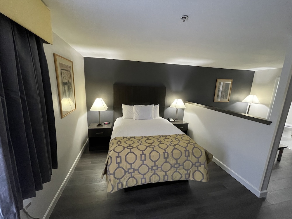 Business Room, 1 Queen Bed with Sofa bed photo 3