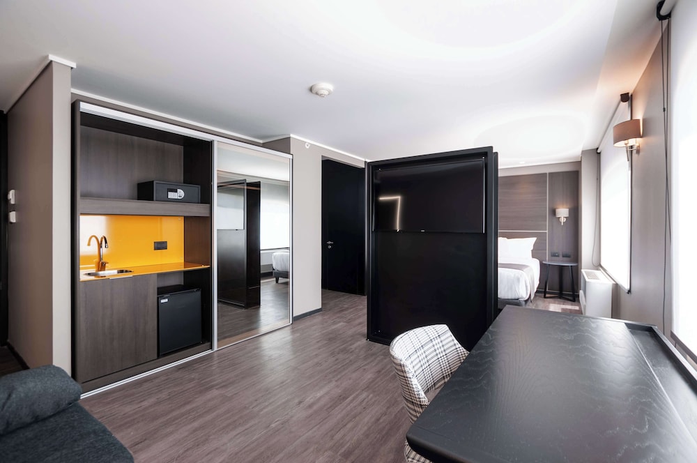 Junior Suite, 1 Queen Bed, Accessible (Mobility & Hearing/Roll-In Shower) photo 3