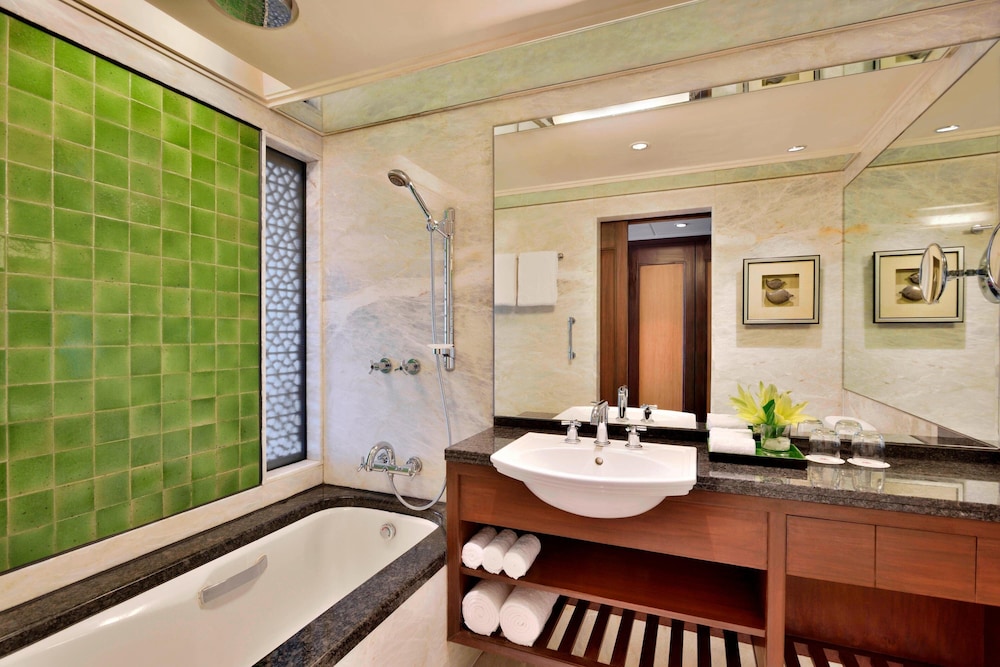 Executive Suite, 1 Bedroom, Lake View - Photo 8