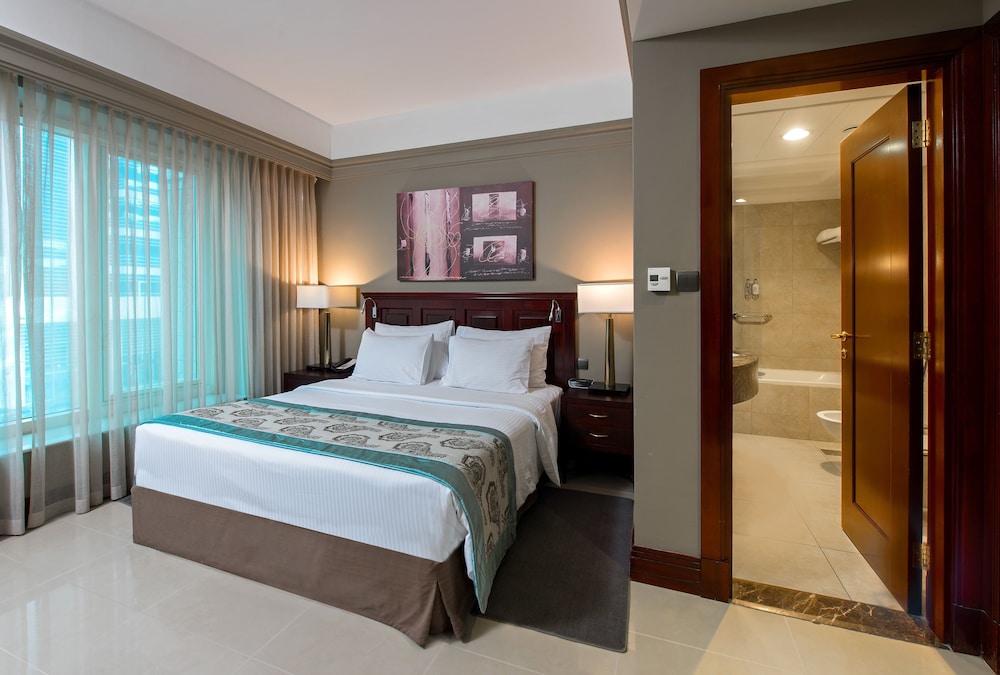 Superior Suite, 1 King Bed, Non Smoking photo 2
