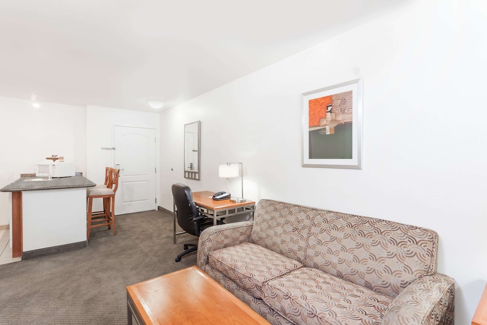 Studio Suite, 1 King Bed, Non Smoking - Photo 4