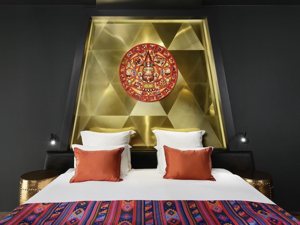 Deluxe Room, 1 King Bed, Sauna - Photo 4