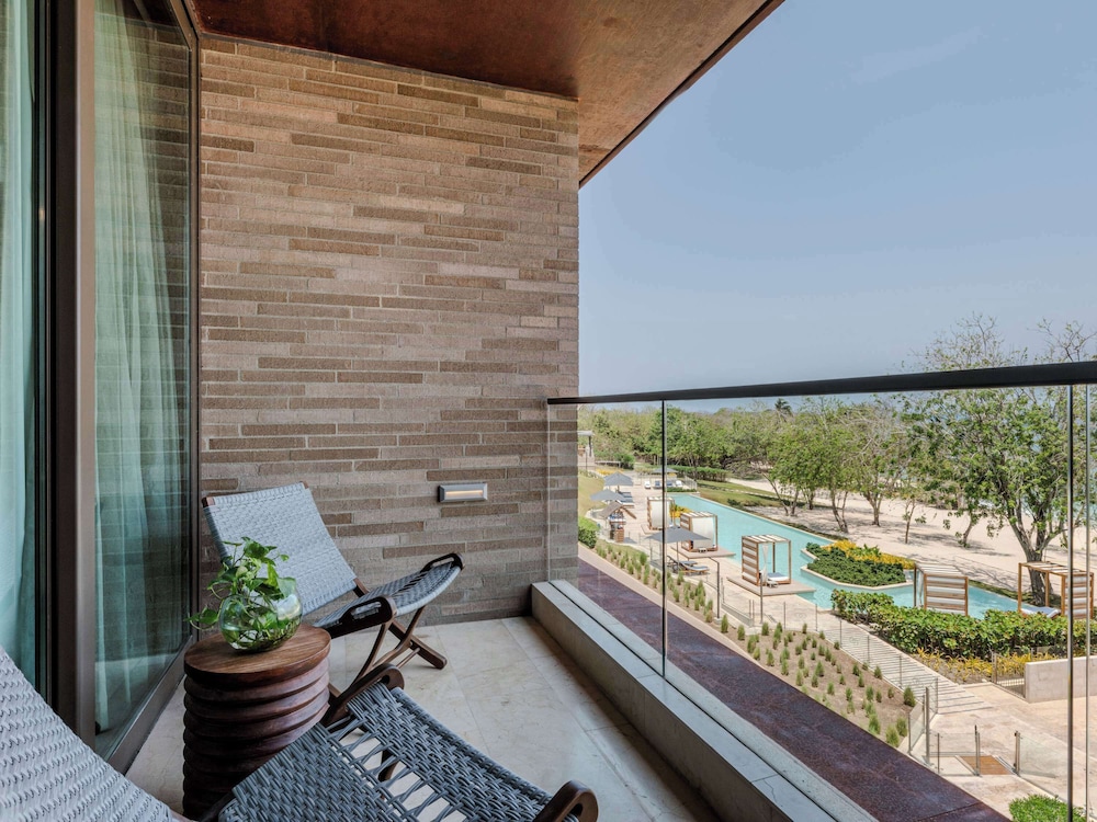 Junior Suite 1 King, Beach Front - Photo 8