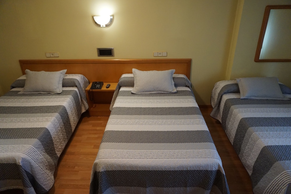 Basic Triple Room, 3 Twin Beds photo 2