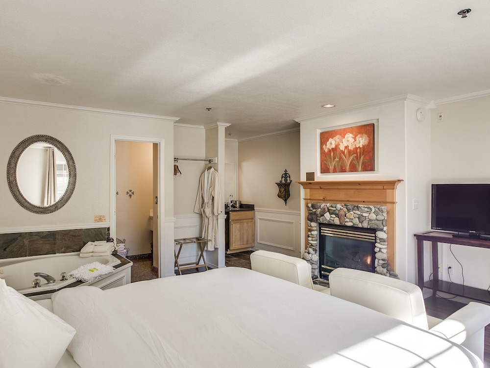 Romantic Double Room, Ensuite (King Spa Suite) photo 2