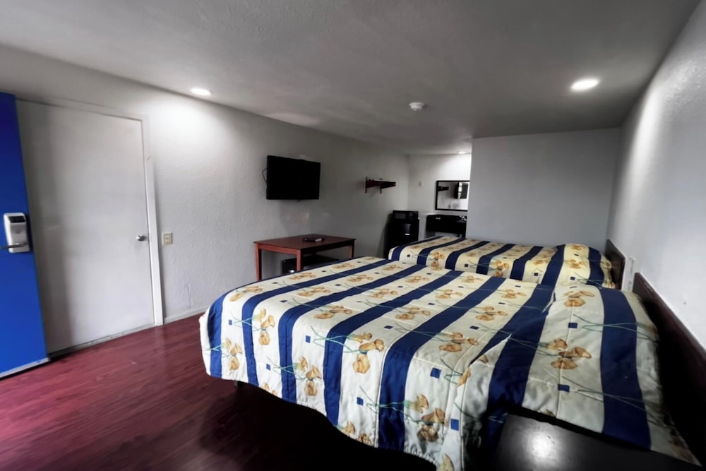 Room, 2 Queen Beds, Smoking photo 2
