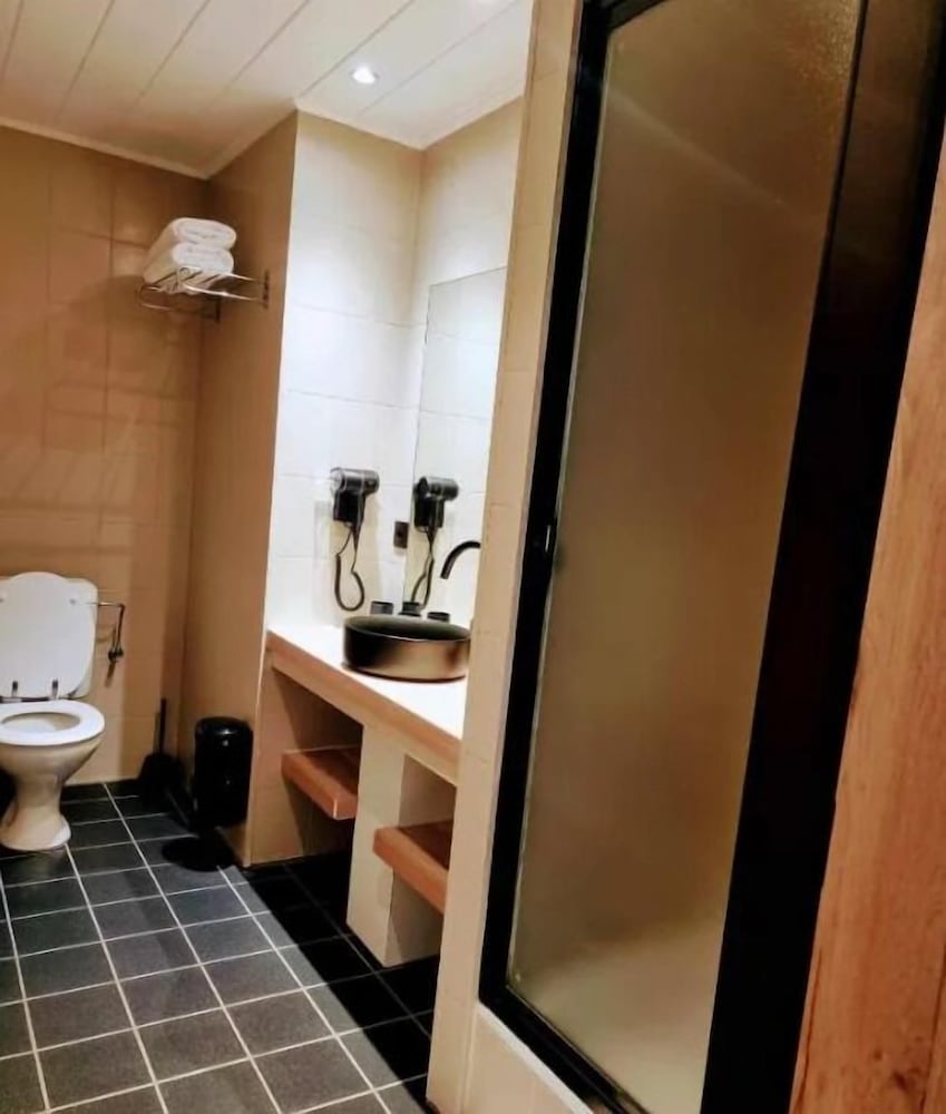 Family Room, Private Bathroom photo 3