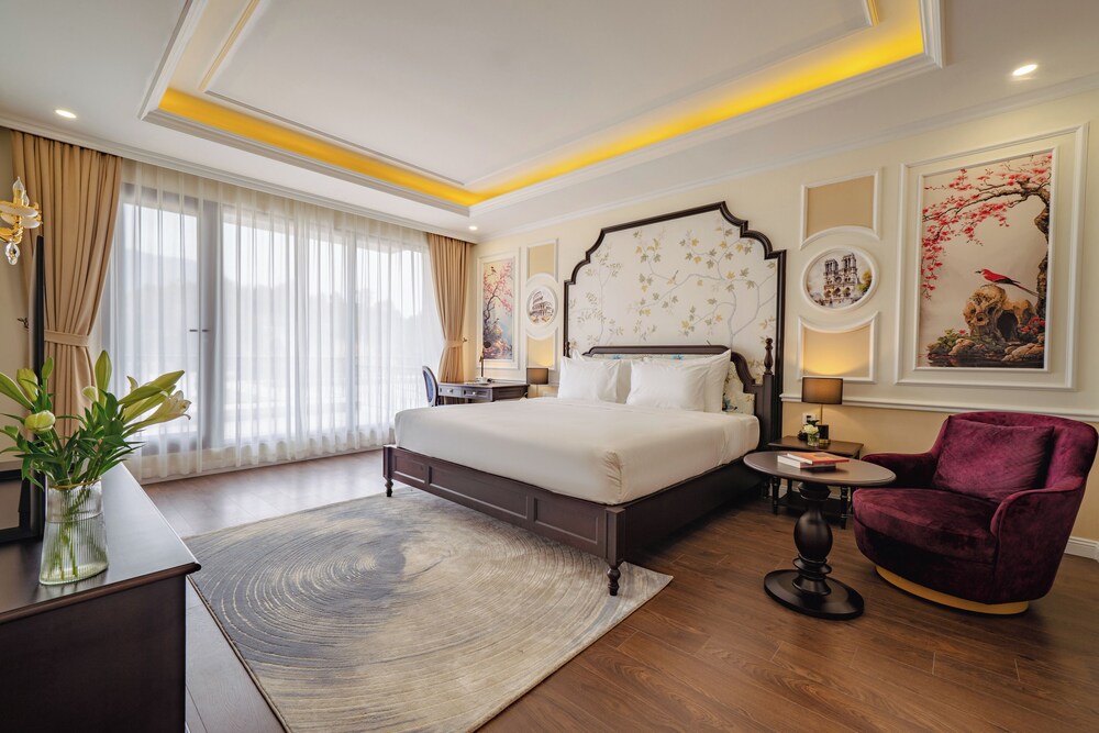Royal Room, 1 King Bed, Balcony, Mountain View