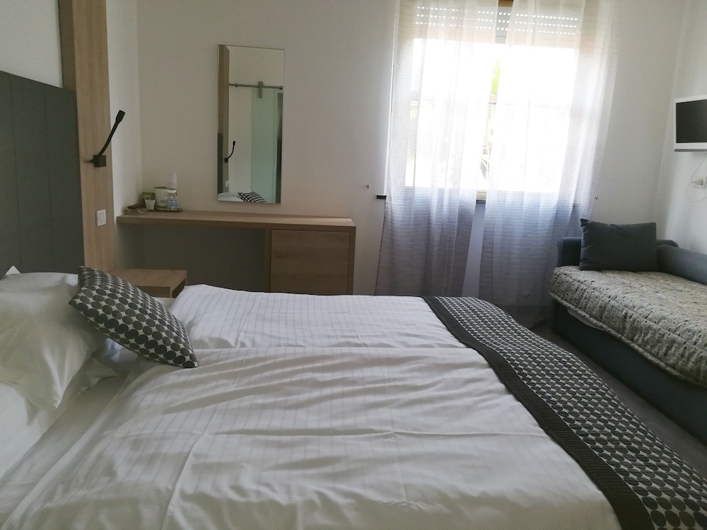 Classic Triple Room photo 2