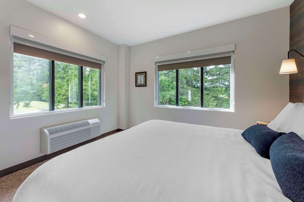 Standard Room, 1 King Bed, Non Smoking - Photo 2