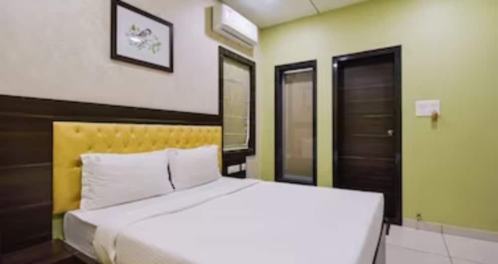 Deluxe Double Room, City View (AC)
