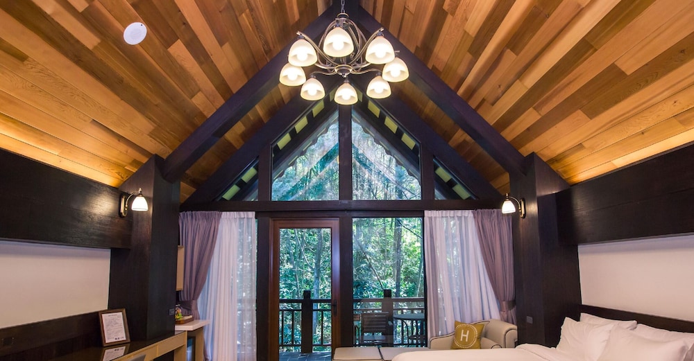 Deluxe Quadruple Room, 2 Queen Beds, Non Smoking, Mountain View photo 3