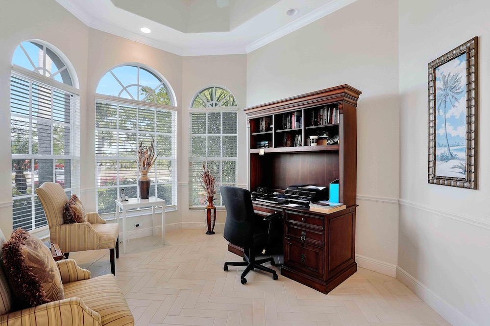 House, Multiple Beds (Elegantly decorated waterfront home w) photo 2