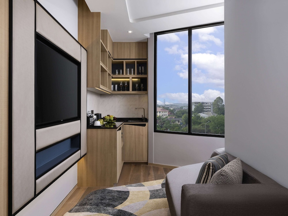 Deluxe Room, Lounge Access, 1 king bed with Bath tub - Photo 3