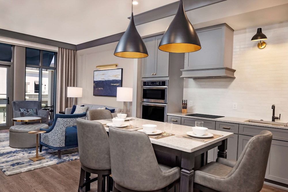 ADA , 1 Bedroom Deluxe King Suite with Balcony (Mobility & Hearing, Roll-in Shower)