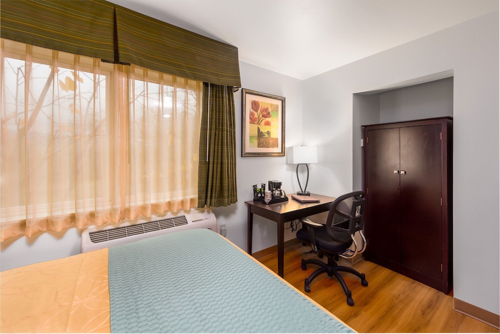 Standard Room, 1 Queen Bed, Refrigerator & Microwave (Non Pet Friendly) - Photo 4