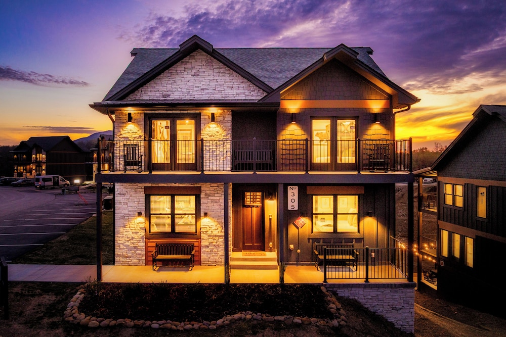 Luxury Cabin, 5 Bedrooms, Private Pool, Mountain View