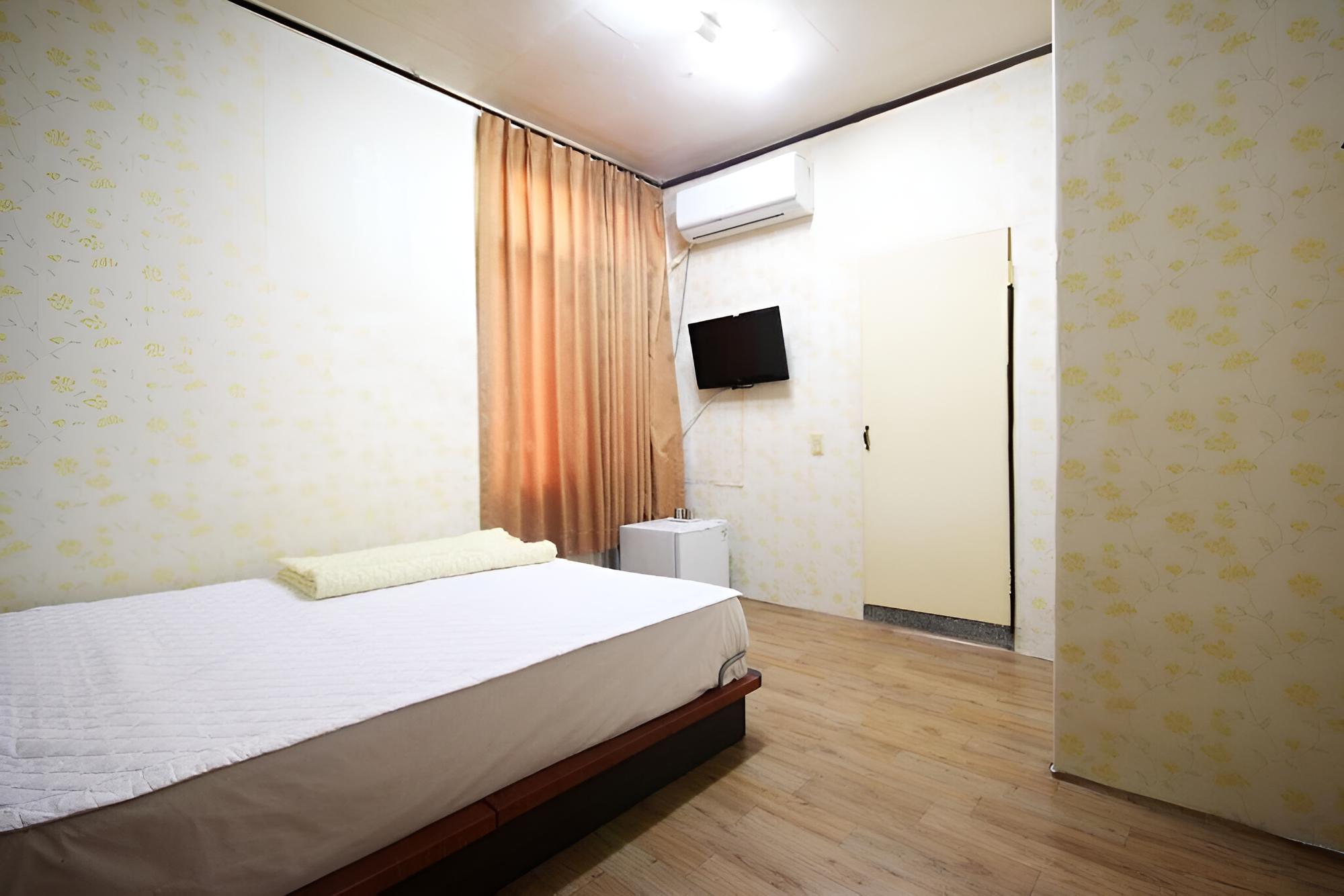 Room (Standard Room) - Photo 11
