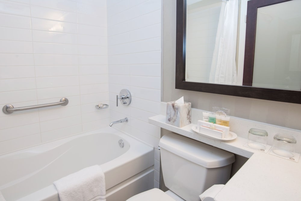 Two Bedroom Sutton Suite, 1 King, 1 Queen, Sofa Bed - Photo 10