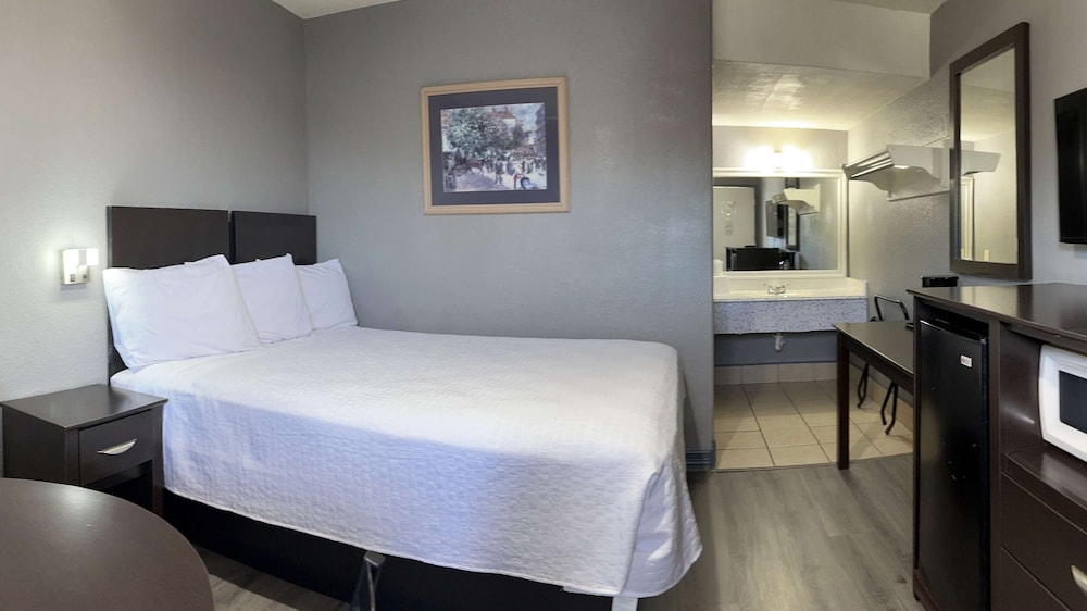 Room, 1 King Bed, Smoking (EFFICIENCY) - Photo 1