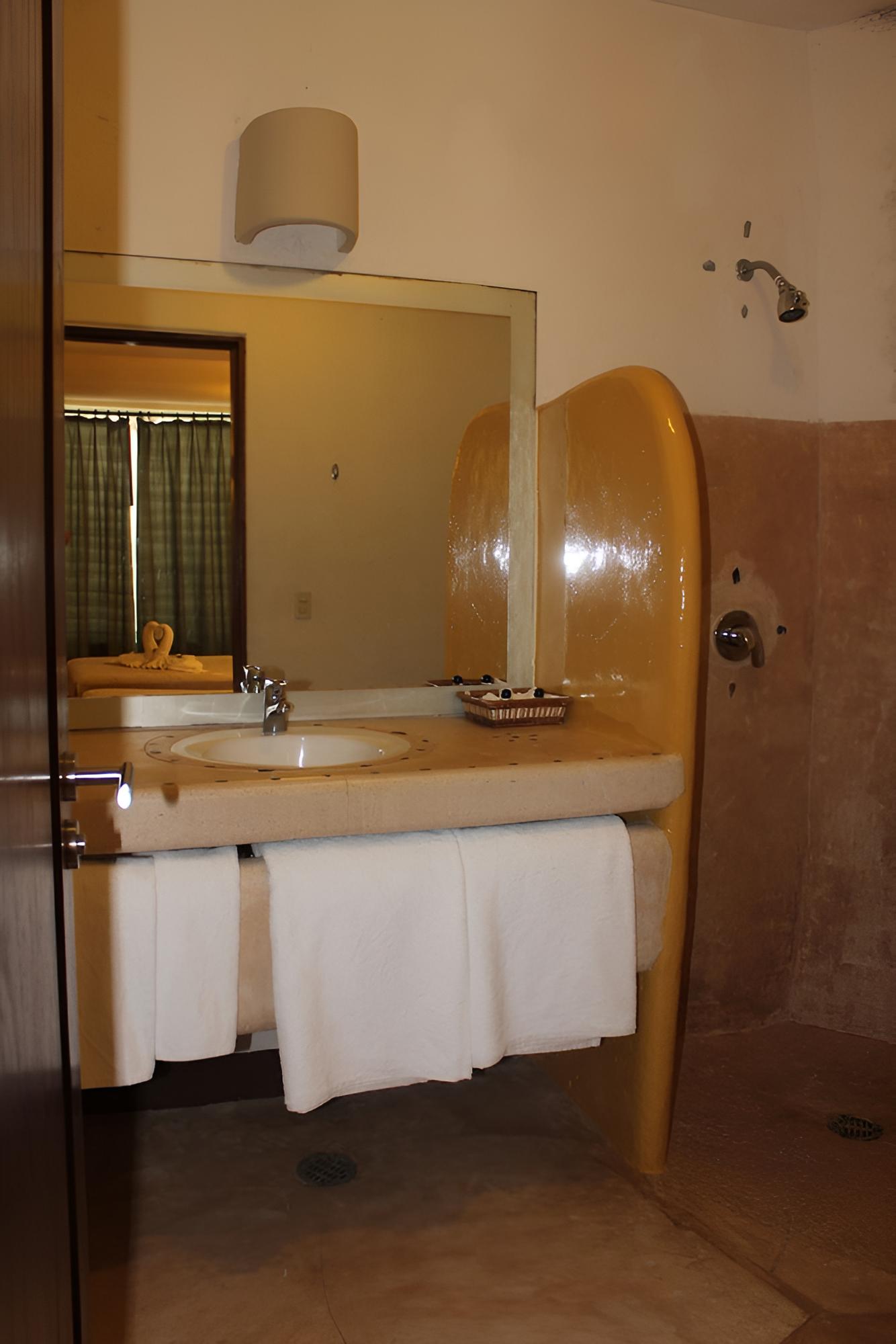 Standard Room, 1 King Bed photo 3