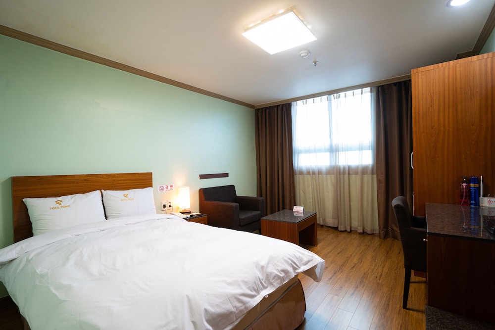 Standard Room (Breakfast for 2, Free Netflix+Youtube)