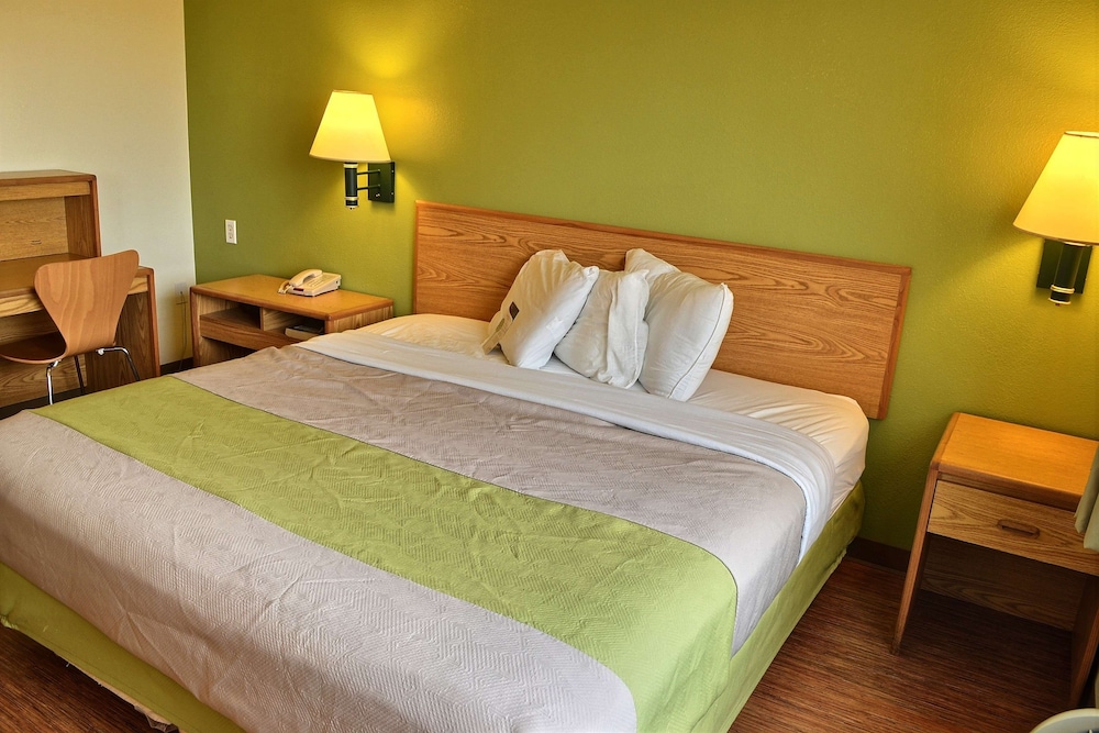 Deluxe Room, 1 King Bed, Non Smoking, Refrigerator & Microwave photo 3