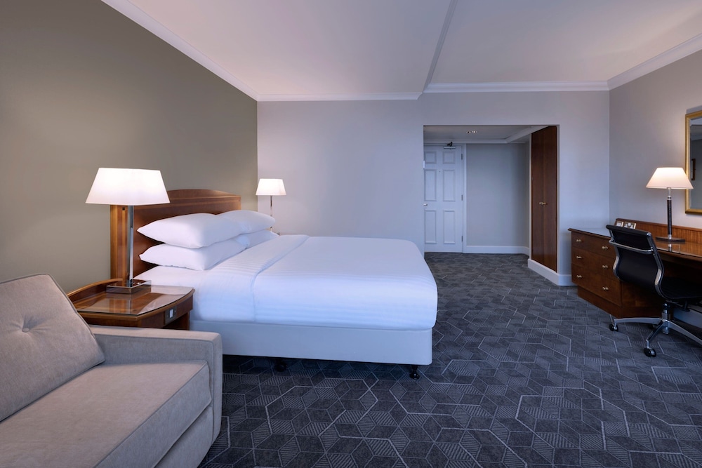 Premium Room, 1 Queen Bed with Sofa bed - Photo 4