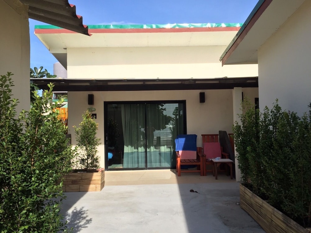 Family Room, Sea Facing photo 2