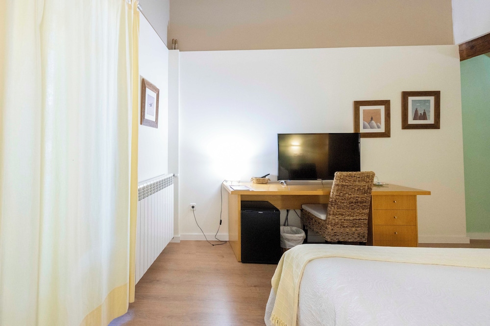 Standard Double or Twin Room - Photo 2