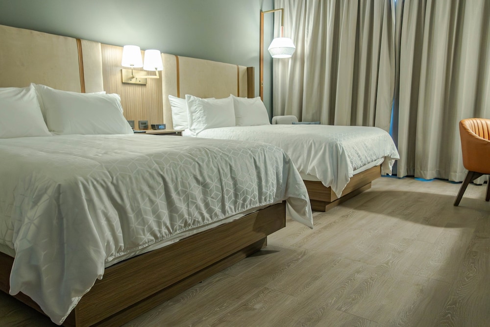 Premium Room, 2 Queen Beds - Photo 3