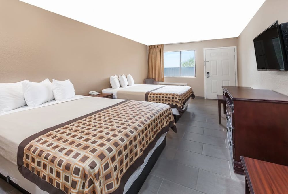 Room, 2 Queen Beds, Non Smoking, Refrigerator & Microwave photo 1