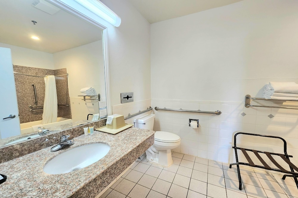 Room, 1 King Bed, Accessible, Non Smoking (Mobility, Bathtub w/grab bars) - Photo 4