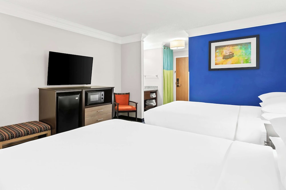 Standard Room, 2 Queen Beds, Non Smoking, Refrigerator & Microwave - Photo 3