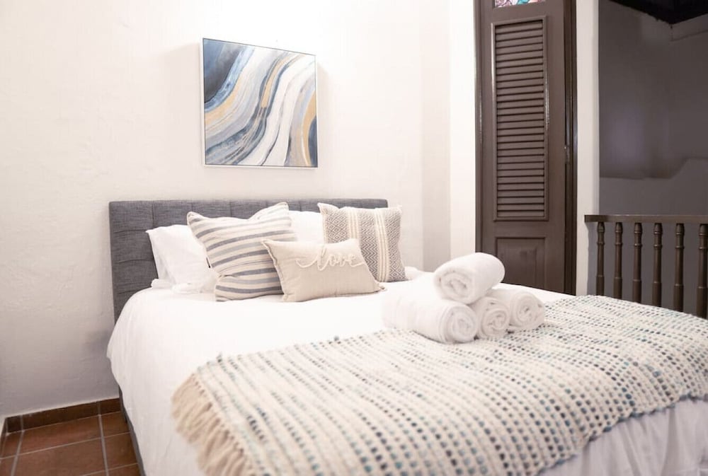 Comfort Apartment, Executive Level, (65 Fortaleza, Apt 7A, San Juan PR 00901)