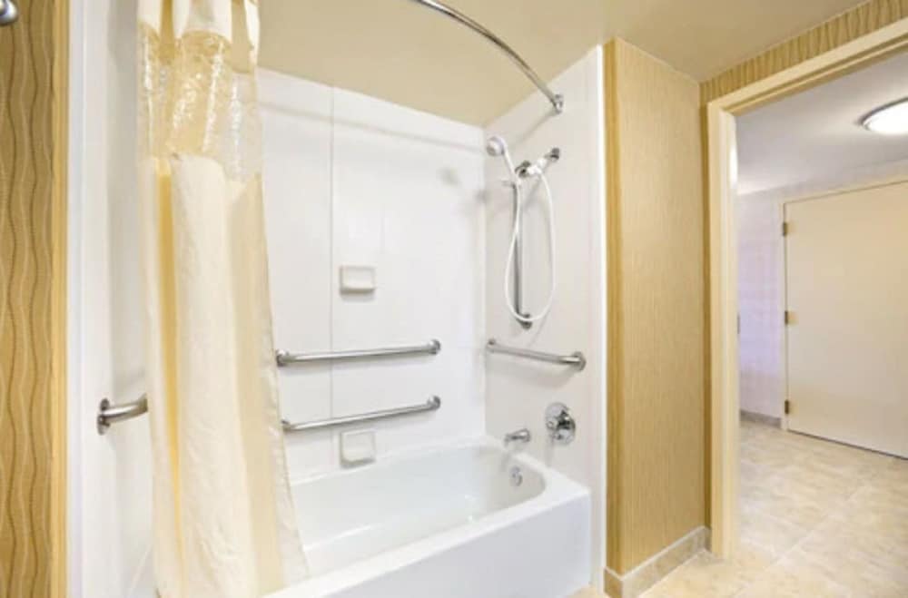 Suite, 1 King Bed, Accessible, Non Smoking - Photo 2