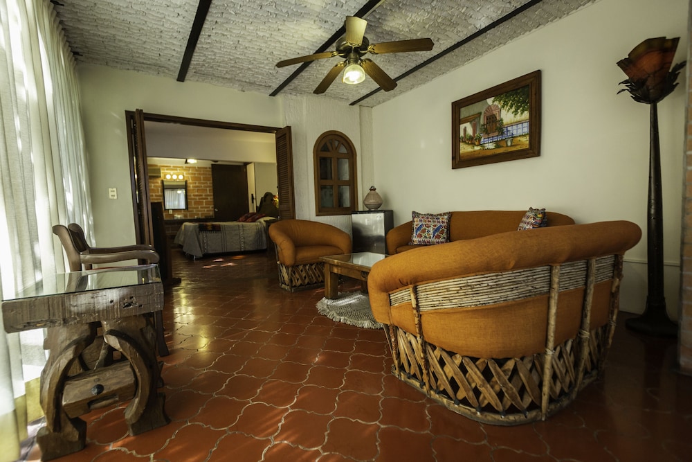 Basic Suite, 1 King Bed, Air conditioning, Pool View (Poolside Suite King)