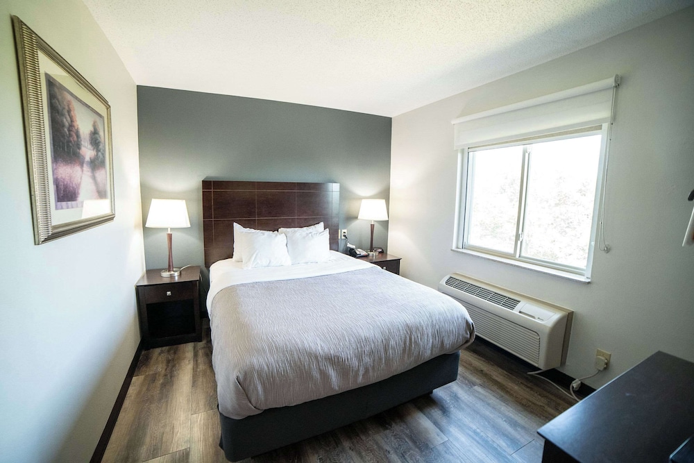 Suite, 1 Queen Bed with Sofa bed, Non Smoking (Upgrade) - Photo 2