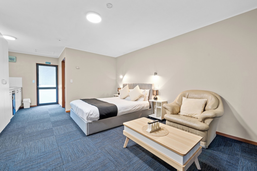 Luxury Studio Suite, 1 Queen Bed, Kitchenette, Garden View photo 1