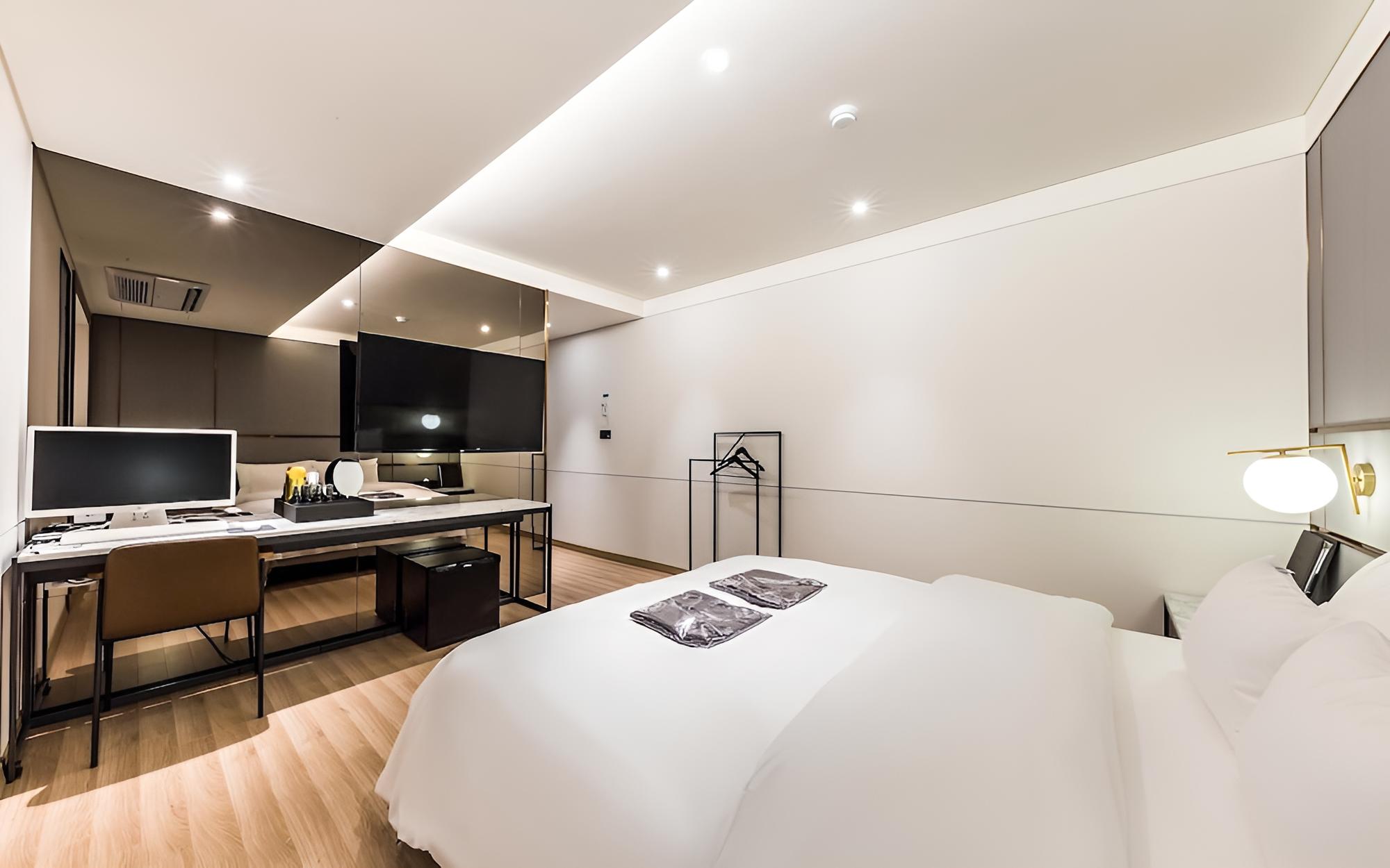 Room (Suite) - Photo 13