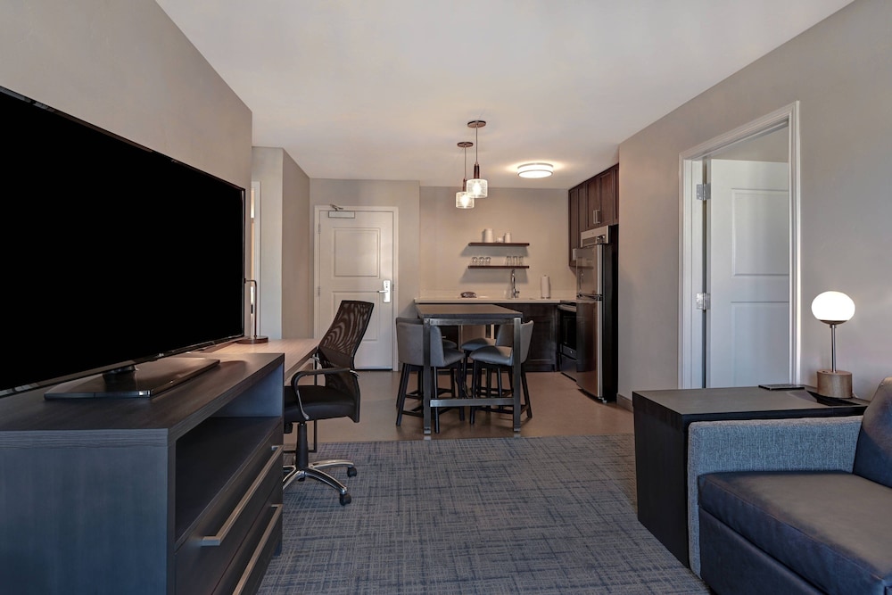 Suite, 2 Bedrooms (Mobility Accessible, Roll-In Shower)