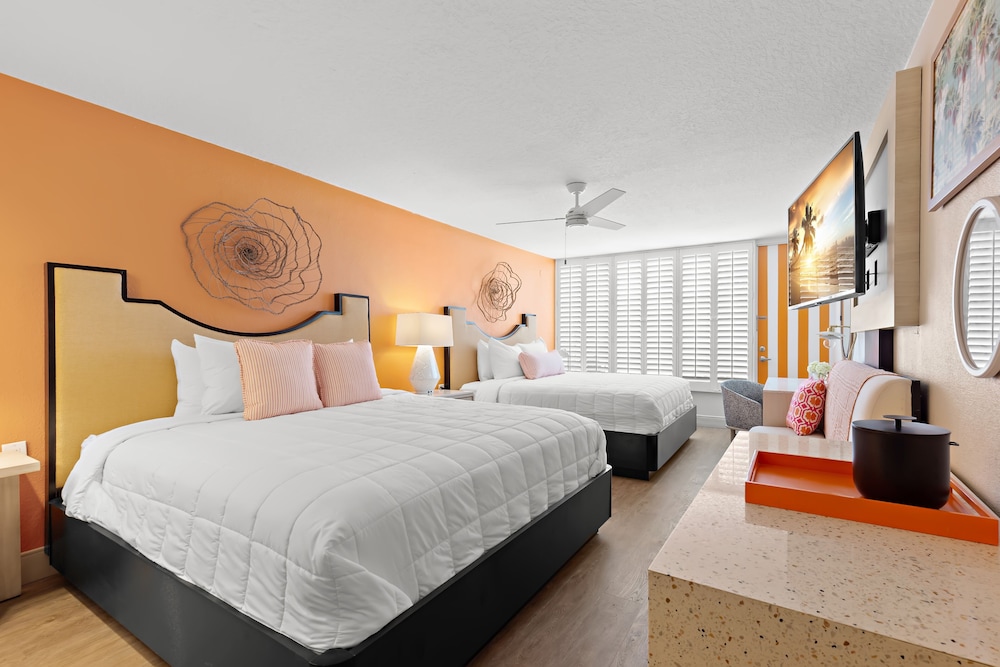 Classic Room (2 King Beds) photo 2
