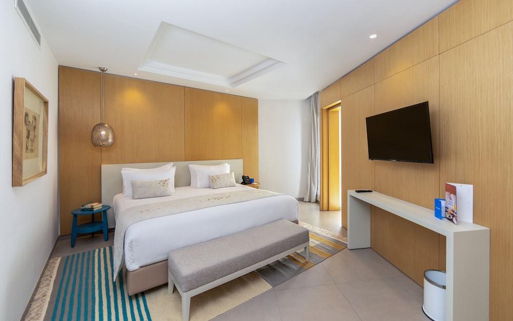 Business Suite, 1 King Bed, Sea View