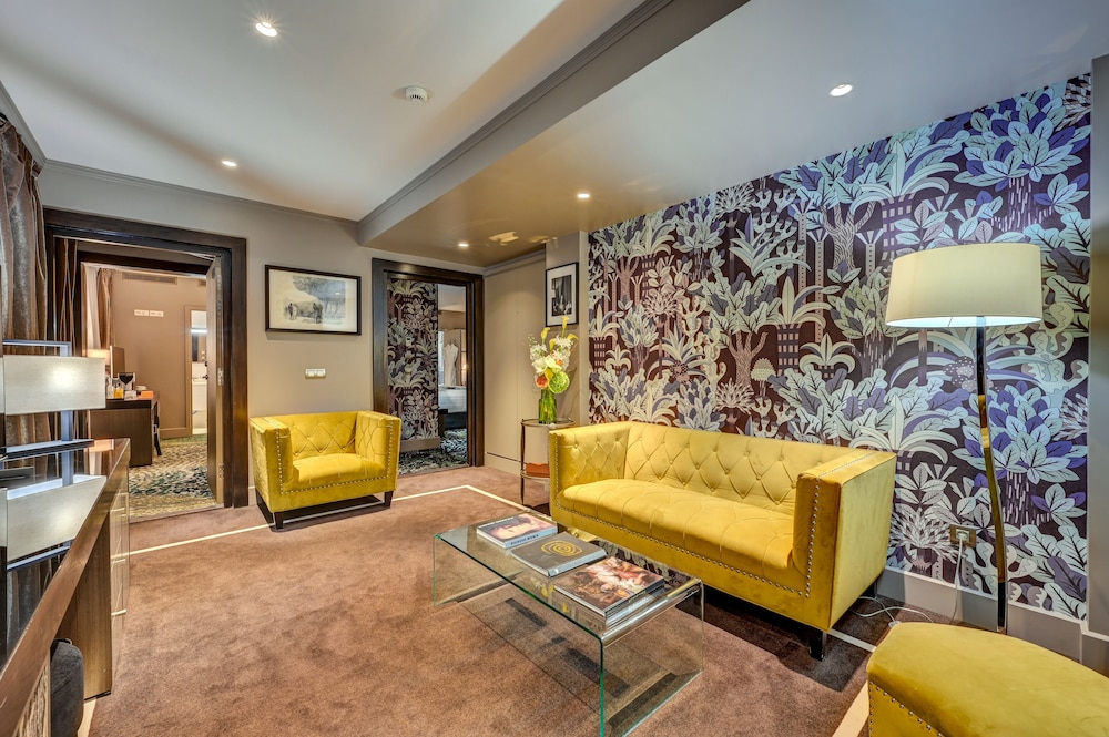 Signature Suite (Suite Eiffel) Signature Suite (Suite Eiffel)