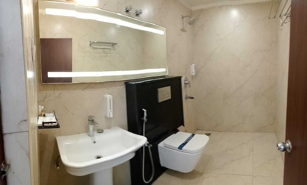 Executive Room, 1 King Bed, Non Smoking, Private Bathroom photo 2