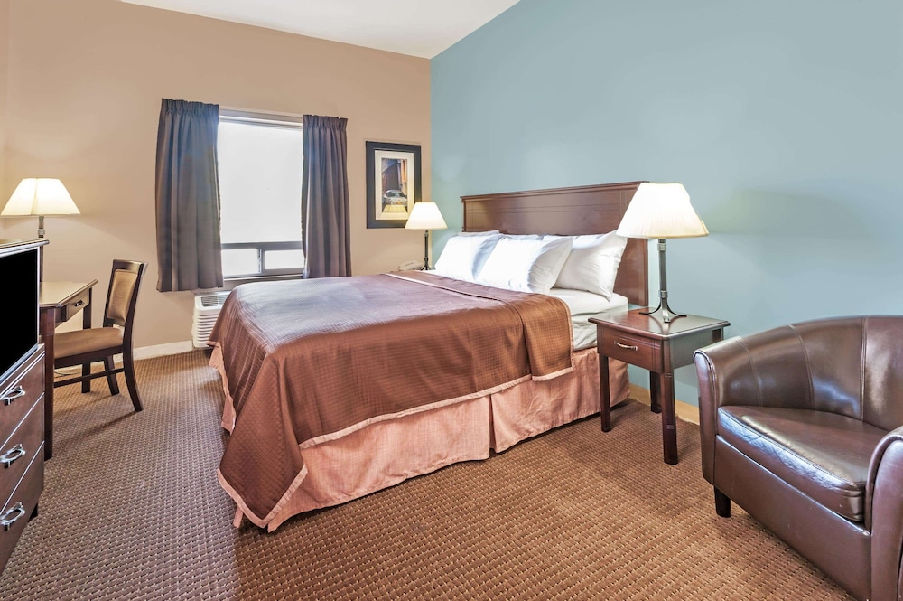 Suite, 1 Queen Bed with Sofa bed, Non Smoking - Photo 5