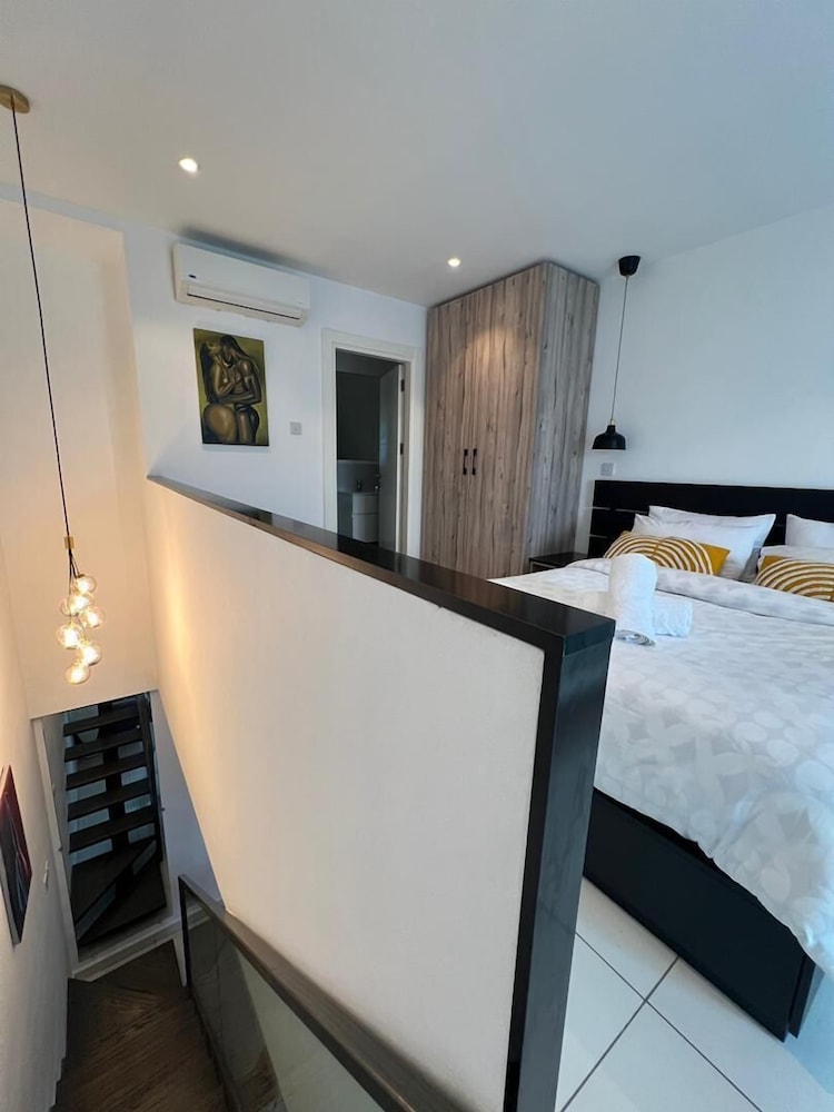 Executive Studio, 1 Queen Bed, Pets Allowed, Pool View